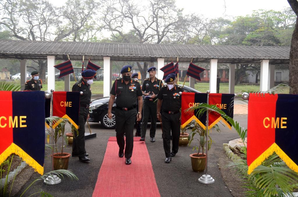 artrac_ia's tweet photo. GOC-in-C, Army Training Command witnessed niche technology projects in #SarvatraMakersLab in #SCRI on 04th Dec 21. The projects are result of #Internshipprogram at #SCRI #CME. The projects are related to #ArtificialIntelligence #drone #Swarmbots #MachineLearning @adgpi https://t.co/eGLfhPFwol
