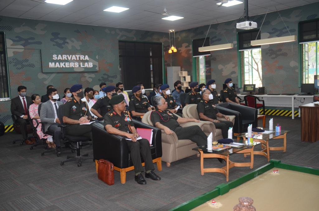 artrac_ia's tweet photo. GOC-in-C, Army Training Command witnessed niche technology projects in #SarvatraMakersLab in #SCRI on 04th Dec 21. The projects are result of #Internshipprogram at #SCRI #CME. The projects are related to #ArtificialIntelligence #drone #Swarmbots #MachineLearning @adgpi https://t.co/eGLfhPFwol