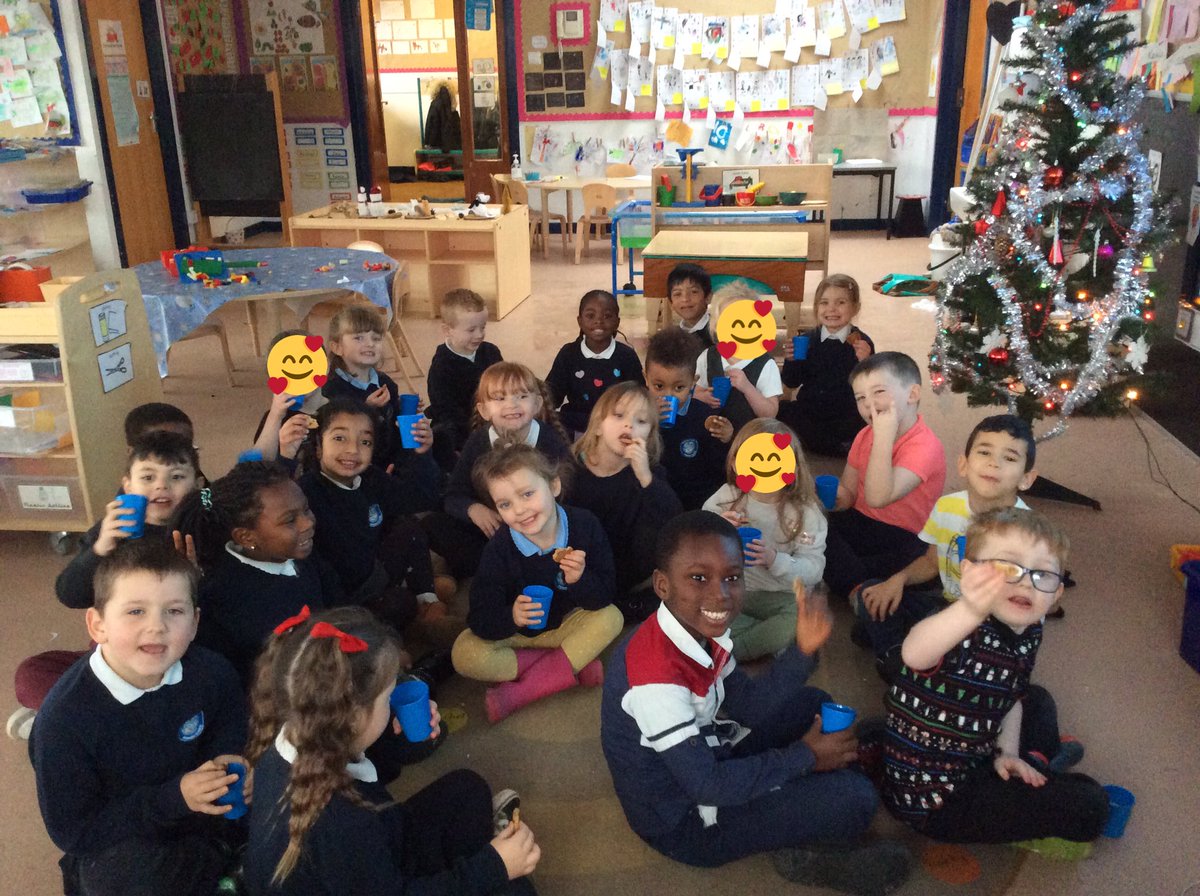 MissNeishCVP's tweet photo. Working as a team to decorate our classroom tree followed by milk and cookies 🎄🥛🍪 @CanalViewPSEdin https://t.co/5bmlx1yjFV
