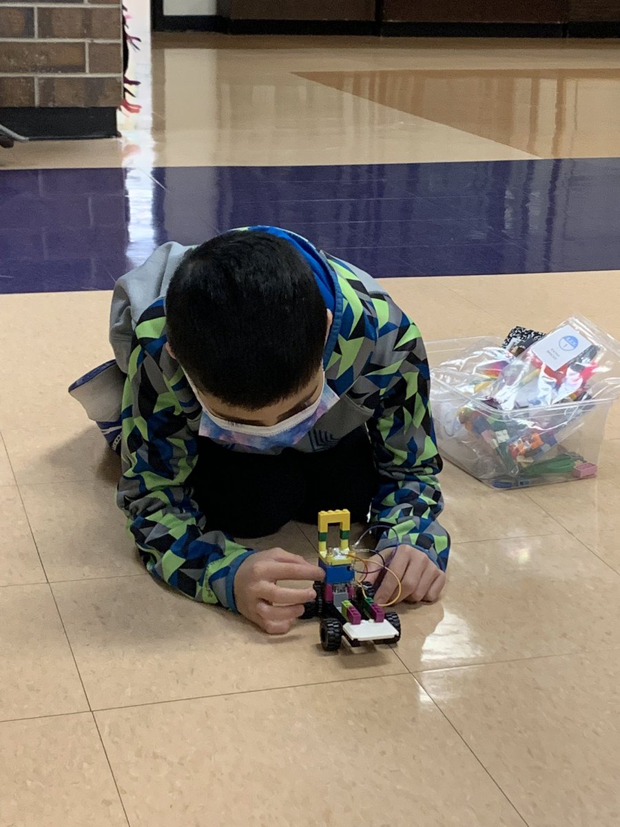 MrsGKthrough3's tweet photo. Measuring distance and collecting data as students run trials of how fast their E.E.V travels.  #winfield34 https://t.co/76mLm89fbl