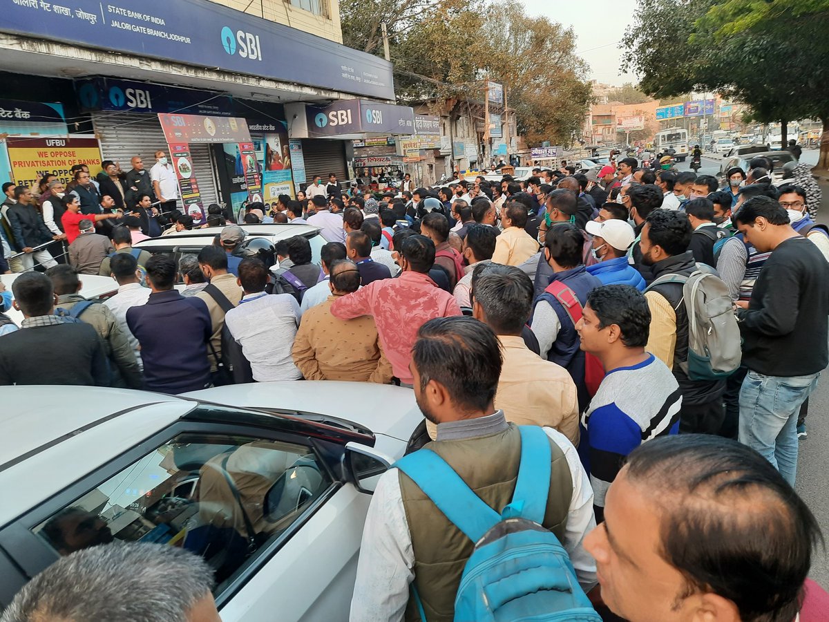 Shashi_Jadoun's tweet photo. #UFBU Jodhpur holding meet/dharna connecting people to mobilise voice against privatisation.
#SellerPMStopBlackBill https://t.co/Wf0K4rrB4f