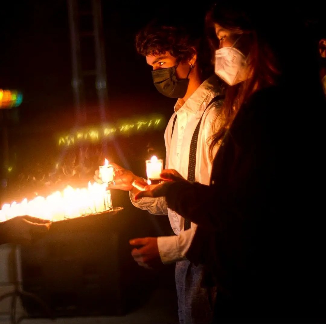 ElaineCandles's tweet photo. Un año más iluminamos tan linda Ceremonia de la luz 🕯️✨
Despedida 4tos medios 2021.
#luzdevelas #vitral #hechoamano #hechoconcariño
https://t.co/u7bhsGUwZ9 https://t.co/EU2GHlpoMJ