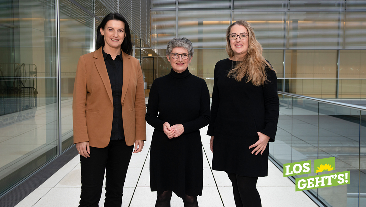 Auf dem Bild sind von links nach rechts Irene Mihalic, neue 1. Parlamentarische Geschäftsführerin der Grünen Bundestagsfraktion, Britta Haßelmann sowie Katharina Dröge, die beiden neuen Fraktionsvorsitzenden, zu sehen. Sie stehen auf der Terrasse der Fraktionsebene des Deutschen Bundestages.