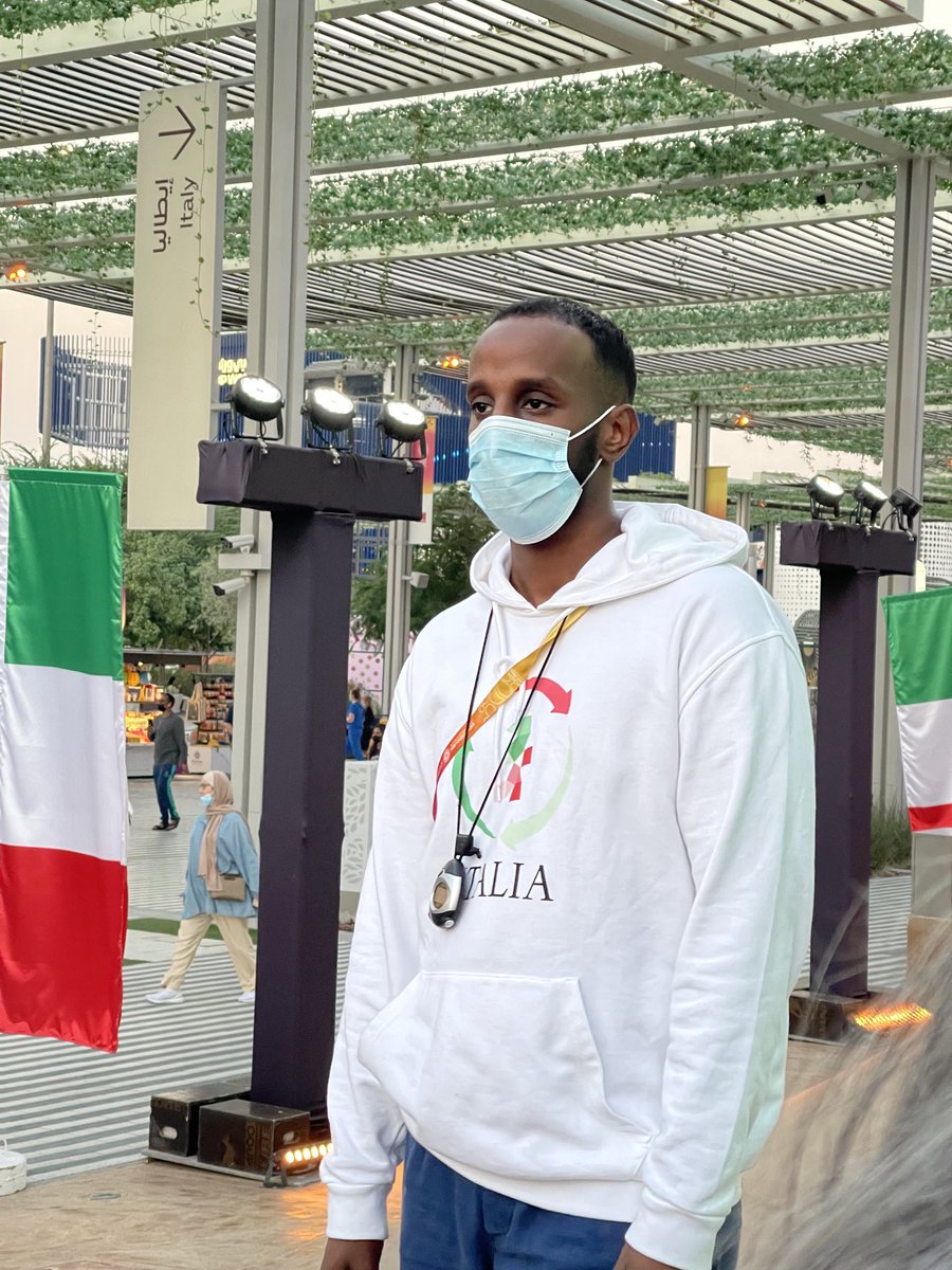 Le dan un cronómetro y se piensa que es Carabinieri. Los visitantes en idioma Italiano castigados en el pabellón de #italia en la ⁦<a href="/ExpoDubai/">Dubai expo 2020</a>⁩ 2020