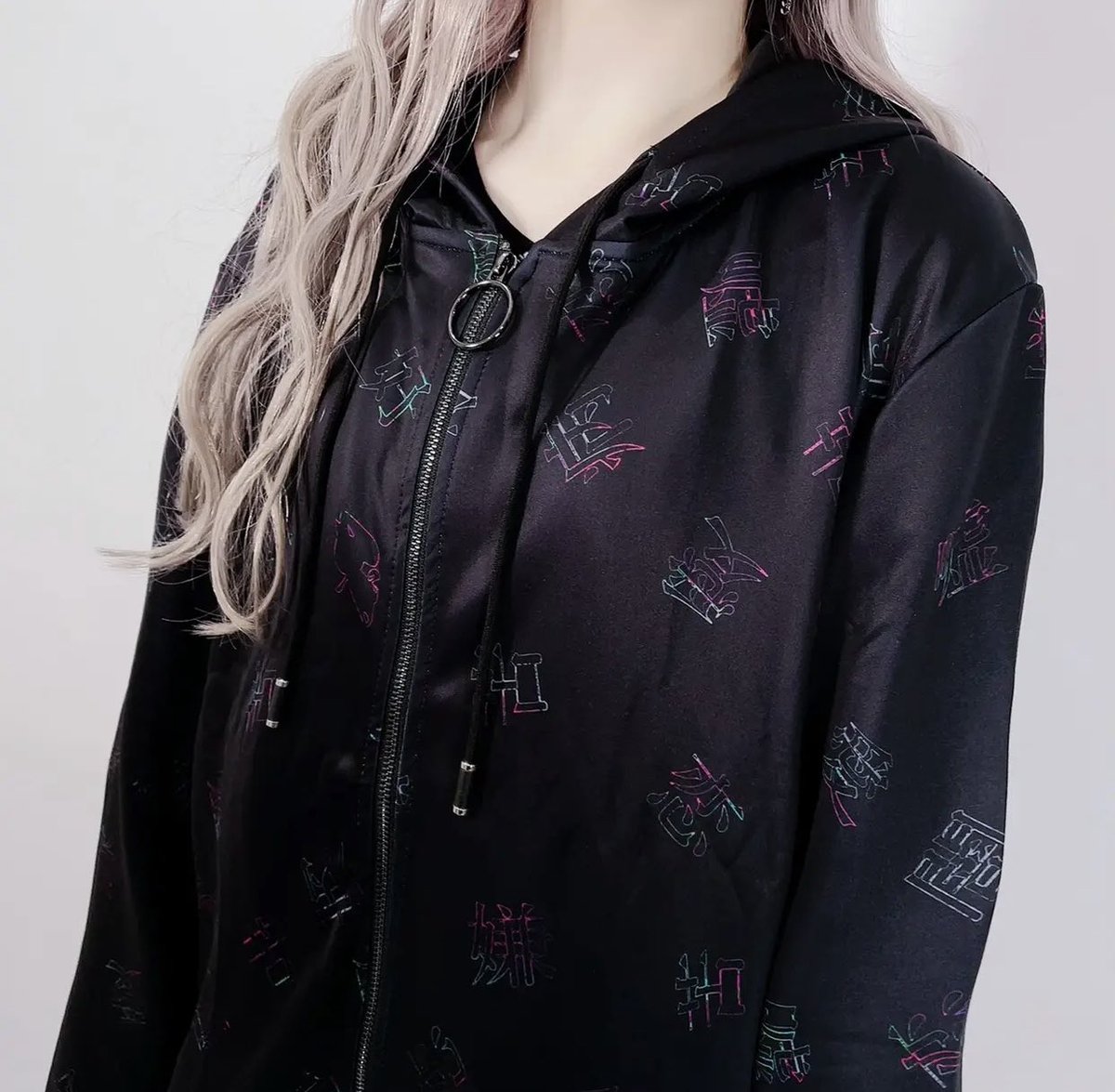 NieR_tokyo's tweet photo. 🎁本日〆切プレゼント企画🎁

【NieRメンヘラ闇ZIP OUTER】

🎁3名様にプレゼント🎁

ユニセックスアイテムです🐰

◼応募方法
フォロー(@NieR_tokyo) &amp; RT
◼締切〆  本日24時

※鍵垢の方も対象内です。
是非ご参加ください🙇‍♂️🙇‍♀️ https://t.co/okEjOb2CXr
