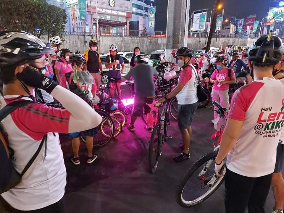 anjo_bagaoisan's tweet photo. Bikers supporting VP Leni Robredo launch nightly bicycle convoy along EDSA dubbed “fireflies pink light of hope”, after the pink lanterns on their bikes. Volunteers also give out food along the way,

📸: Kirk Salazar https://t.co/EOXFfjZrbG