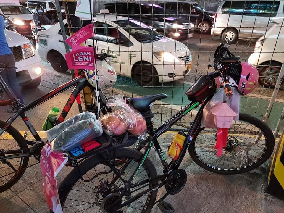 anjo_bagaoisan's tweet photo. Bikers supporting VP Leni Robredo launch nightly bicycle convoy along EDSA dubbed “fireflies pink light of hope”, after the pink lanterns on their bikes. Volunteers also give out food along the way,

📸: Kirk Salazar https://t.co/EOXFfjZrbG