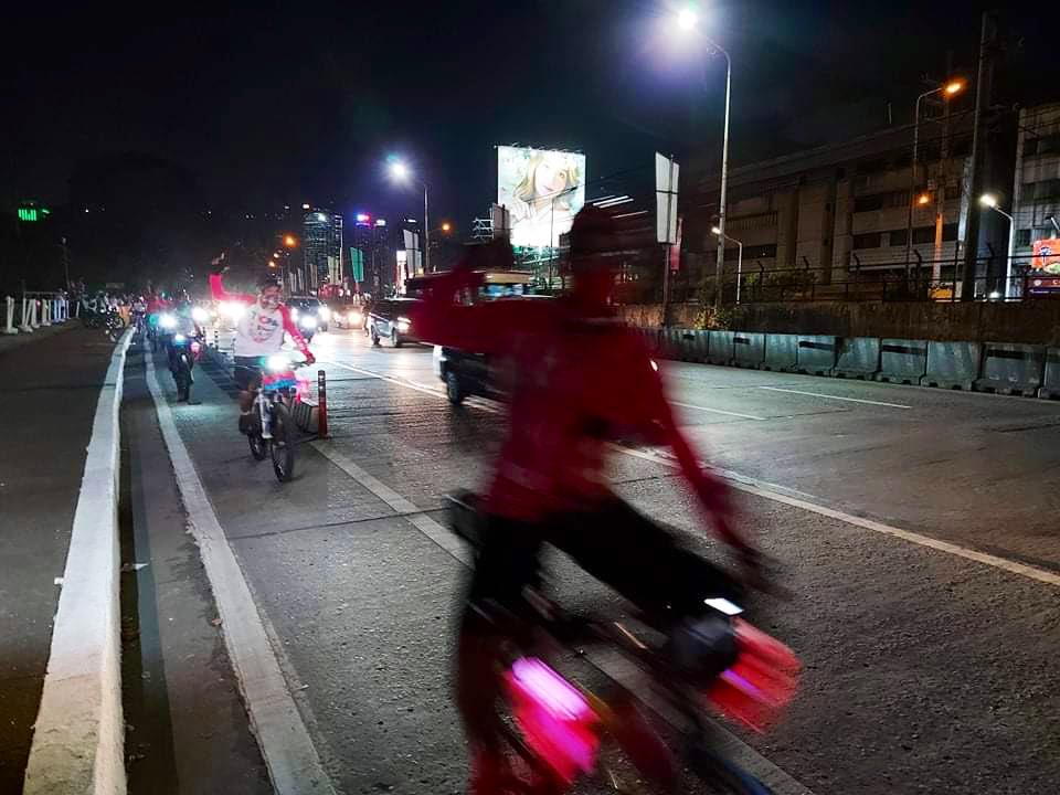 anjo_bagaoisan's tweet photo. Bikers supporting VP Leni Robredo launch nightly bicycle convoy along EDSA dubbed “fireflies pink light of hope”, after the pink lanterns on their bikes. Volunteers also give out food along the way,

📸: Kirk Salazar https://t.co/EOXFfjZrbG