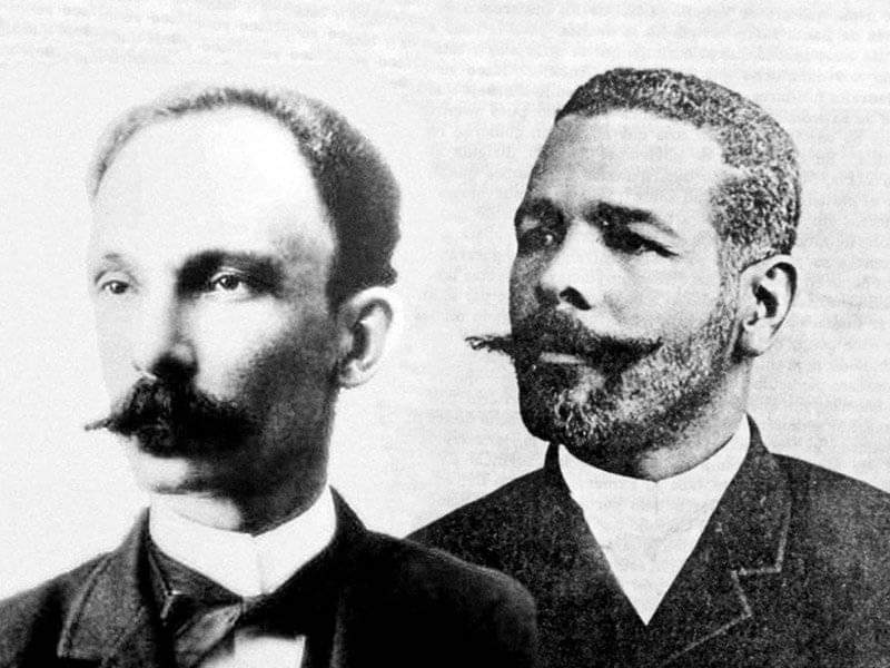 "El rostro ceñudo de Martí y la mirada fulminante de Maceo, señalan a cada cubano el duro camino del deber y no de qué lado se vive mejor". #CubaVive 
#TenemosMemoria <a href="/UJCdeCuba/">UJC de Cuba</a> <a href="/DrRobertoMOjeda/">Dr. Roberto Morales Ojeda</a>