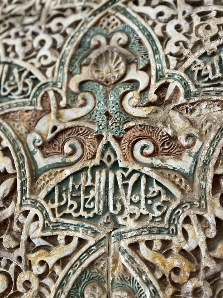 "ولا غالب الا الله" في أول صورة.
مقابل، "عز لمولانا السلطان في الثانية.

وتقول الرواية، عندما كان شعارهم ولا غالب الا الله دامت مملكتهم و عندما تم استبداله بشعار "عز لمولانا السلطان" لا داموا ولا دامت غرناطة.