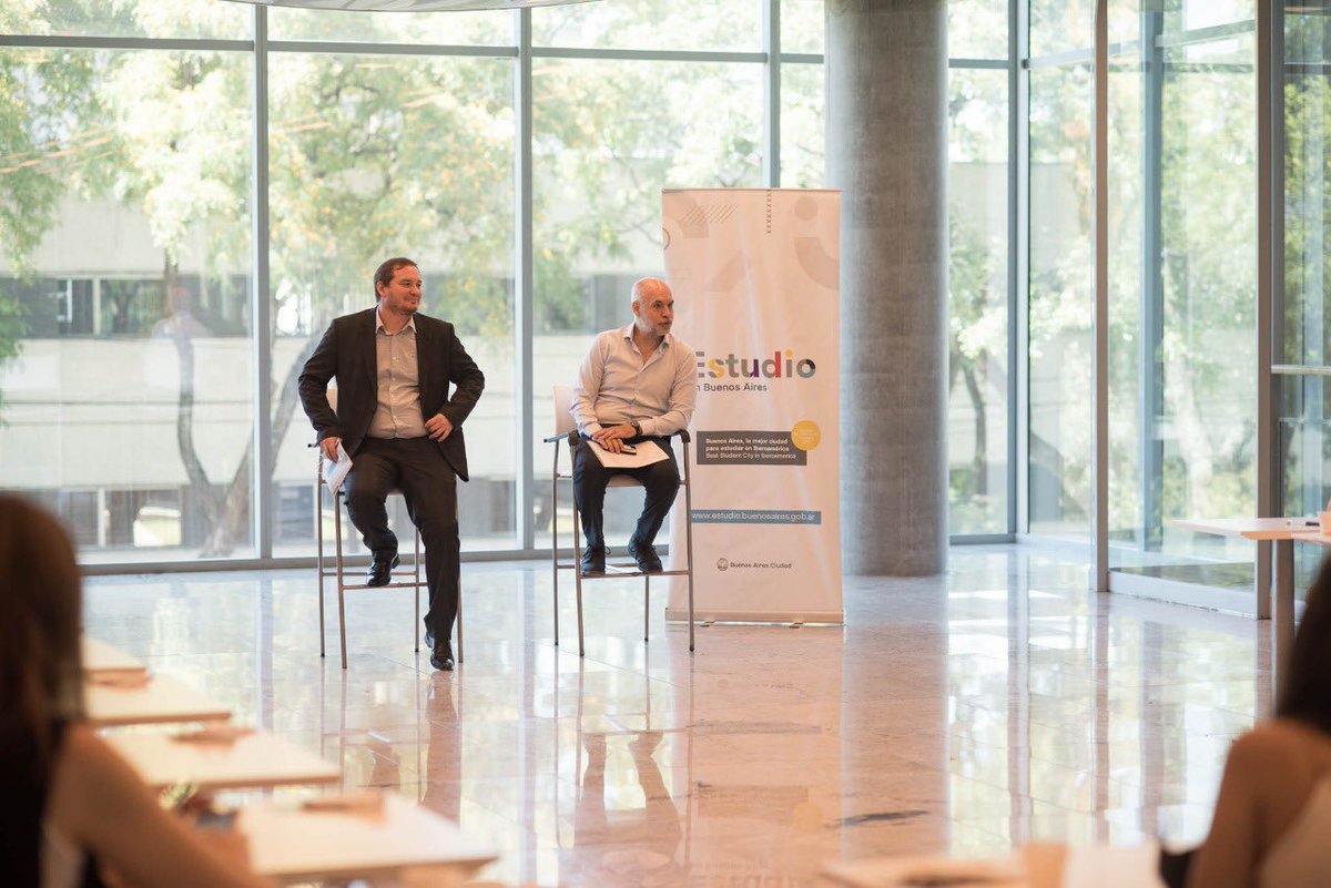 BAInternacional's tweet photo. Hoy @horaciorlarreta y @fresnicoff le dieron la bienvenida a los primeros becados de #EstudioBA. Gracias @uba @ITBA @UFLOuniversidad @UNQoficial @udepalermo @UAI_Univ por las becas otorgadas a los 45 ganadores. https://t.co/cQw6H5re4L
