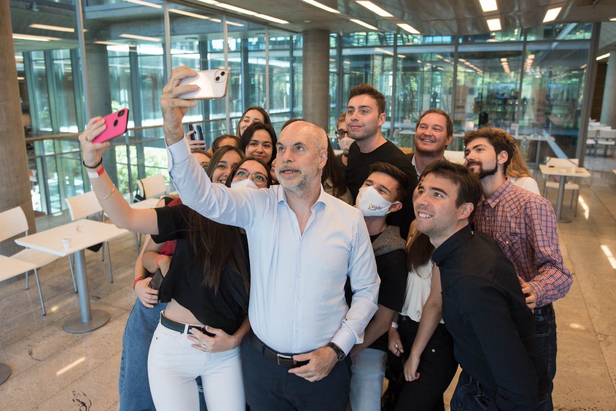 BAInternacional's tweet photo. Hoy @horaciorlarreta y @fresnicoff le dieron la bienvenida a los primeros becados de #EstudioBA. Gracias @uba @ITBA @UFLOuniversidad @UNQoficial @udepalermo @UAI_Univ por las becas otorgadas a los 45 ganadores. https://t.co/cQw6H5re4L