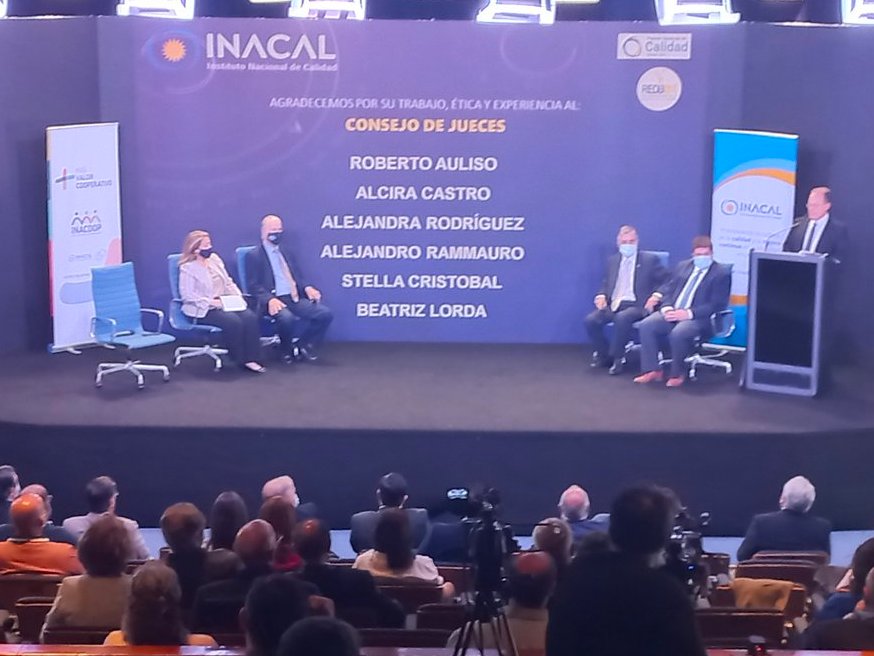 MODUM_uy's tweet photo. Hoy @INACALUY entregó los Premios y Reconocimientos de Calidad, con la presencia de autoridades como @Pablo_Mieres (MTSS), @LeoCipriani20 (ASSE) y @RupertoLong (LATU).
Felicitamos a los ganadores y un reconocimiento especial a @RobAuliso (MODUM), integrante del Consejo de Jueces. https://t.co/ls0kwEU4R7