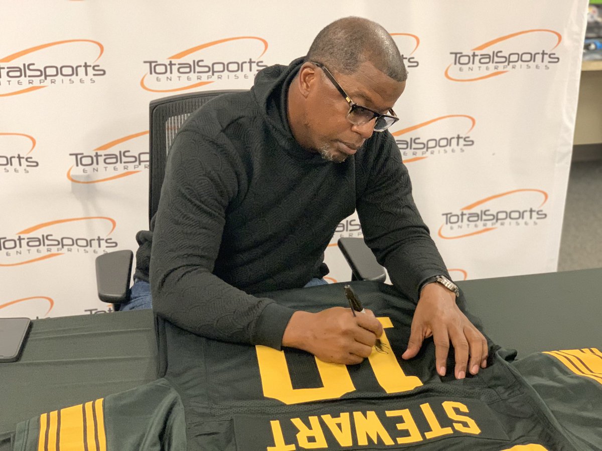 TotalSportsEnt's tweet image. #TSE21DaysOfGiveaways

Day #7

We're going to give a Kordell Stewart autographed jersey to someone who retweets this tweet AND follows us!

We'll pick a winner tomorrow!