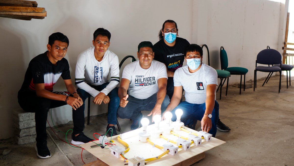 Vinculos_Espol's tweet photo. Cangrejeros de la comuna Puerto Roma recibieron 8 capacitaciones sobre circuitos eléctricos, generadores y paneles solares por parte de estudiantes y docentes de la @espol del proyecto de servicio comunitario Fortalecimiento tecnológico en comunidades del Golfo de #Guayaquil. 1/3 https://t.co/2oHxv57xcz