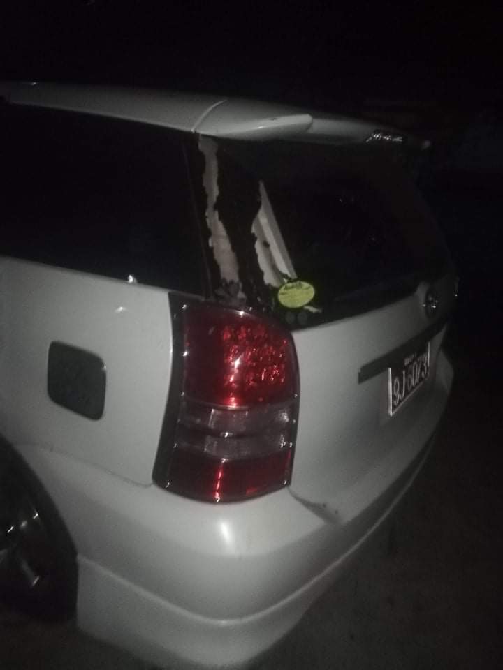 spring_2021's tweet photo. Terrorists invaded into Yandanar streets, No(3)ward and smashed mirrors of at least 30 cars while civilians are banging pots and pans in Kamaryut Tsp, Yangon around 8PM tonight. They also forced to turn off the lights and threw with stones to houses which didn't.(1/2)

#Dec7Coup https://t.co/jEsPA7gIjw