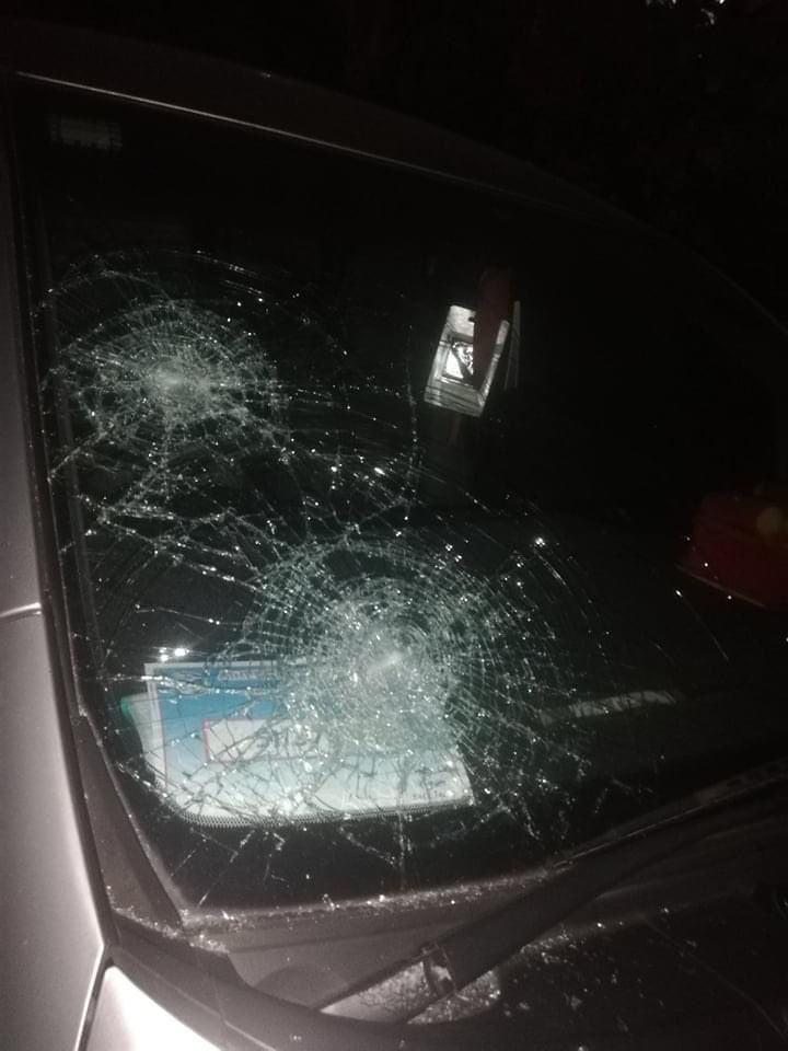 yaminsymo's tweet photo. At 8 pm tonight in Kamaryut, Yangon,a military vehicle entered the area while people are banging the pots and soldiers smashed the windows of more than 30 public vehicles.
#WhatsHappeningInMyanmar #Dec7Coup #RejectMilitaryCoup https://t.co/9LHNiKWB74