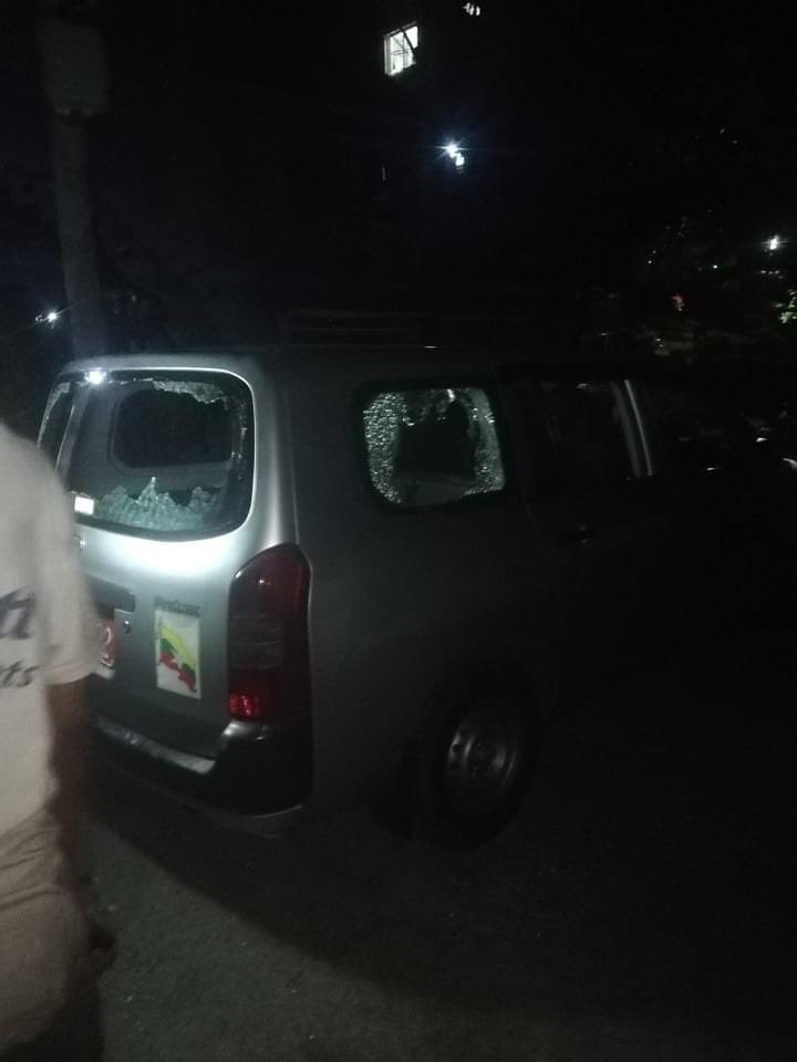 yaminsymo's tweet photo. At 8 pm tonight in Kamaryut, Yangon,a military vehicle entered the area while people are banging the pots and soldiers smashed the windows of more than 30 public vehicles.
#WhatsHappeningInMyanmar #Dec7Coup #RejectMilitaryCoup https://t.co/9LHNiKWB74