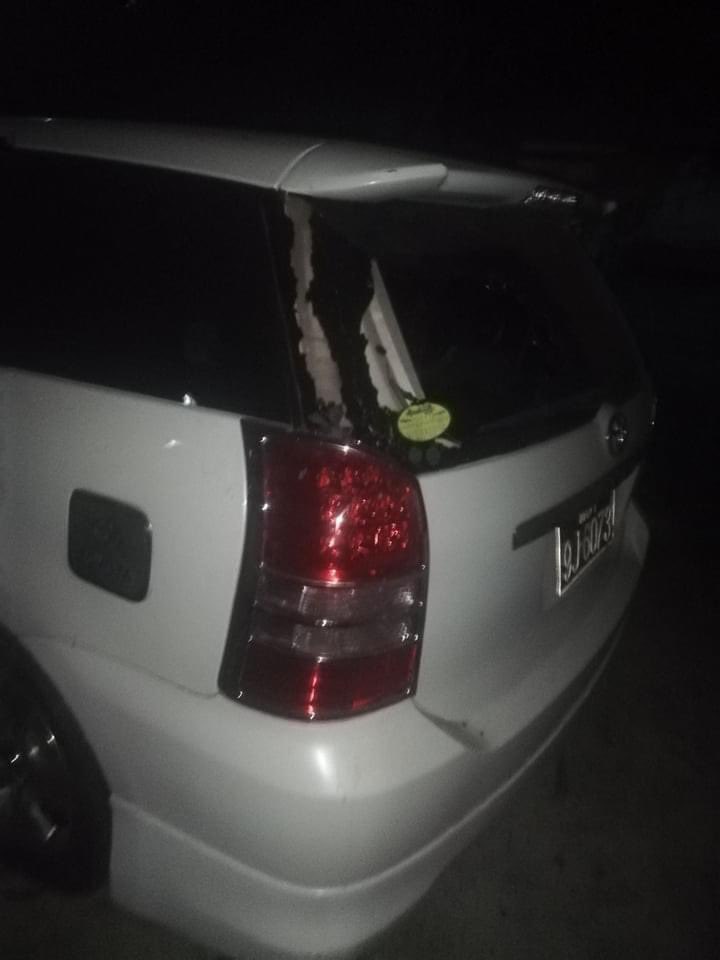 yaminsymo's tweet photo. At 8 pm tonight in Kamaryut, Yangon,a military vehicle entered the area while people are banging the pots and soldiers smashed the windows of more than 30 public vehicles.
#WhatsHappeningInMyanmar #Dec7Coup #RejectMilitaryCoup https://t.co/9LHNiKWB74