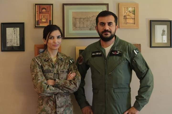 NliOfficial's tweet photo. کبھی نزدیک جاکر آستانے پر ملوں آنکھیں
تمنا ہے درختوں پر ترے روضے کے جا بیٹھے
میجر #نورین_نثار اپنے ہاتھوں سے اپنے شوہر کو دفن کر کے خود سلامی بھی دیتے ہوئے
آپ کی اس حوصلے پے پوری قوم سلام پیش کرتی ہے 
#IrfanShaheed https://t.co/3aYsY3s1S1