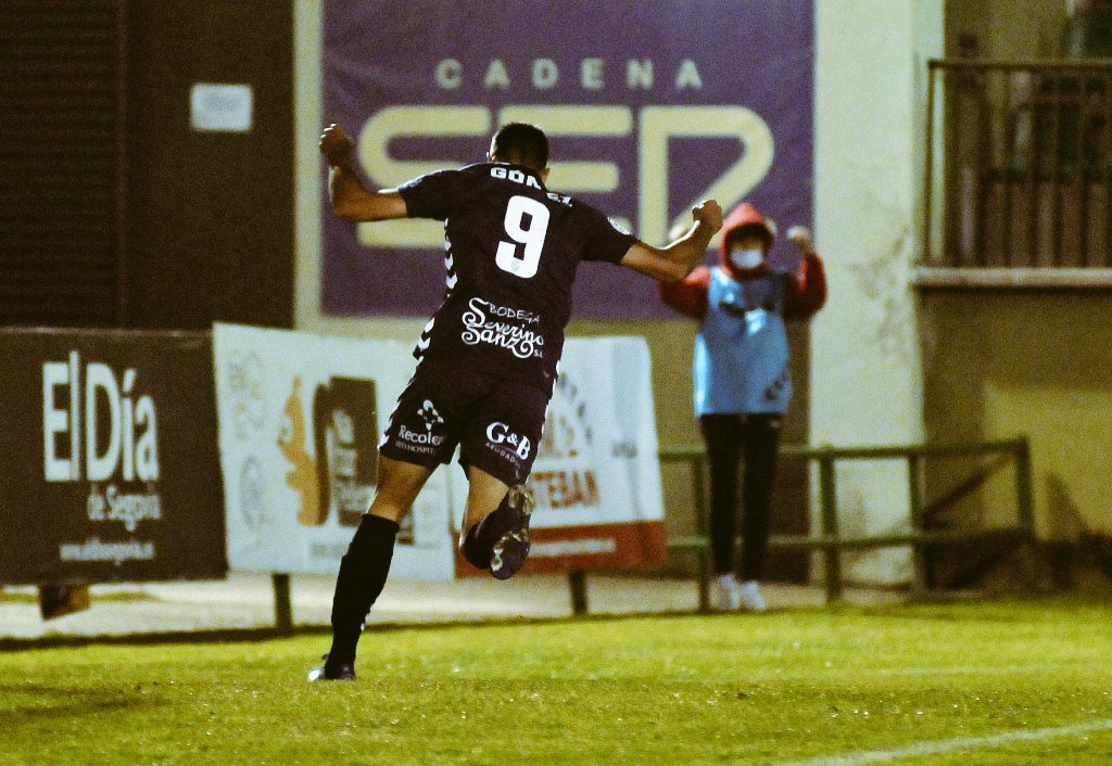 Ya se nos ha pasado la resaca del domingo, pero esta semana no hay foto de la grada.
La foto de esta semana se la dedicamos a <a href="/11Dgomez/">dgomez_11</a> porque sí, porque se lo merece y porque nos alegra inmensamente volver a verle brillar en la Albuera. 

Orgullosos de ti, Gómez.