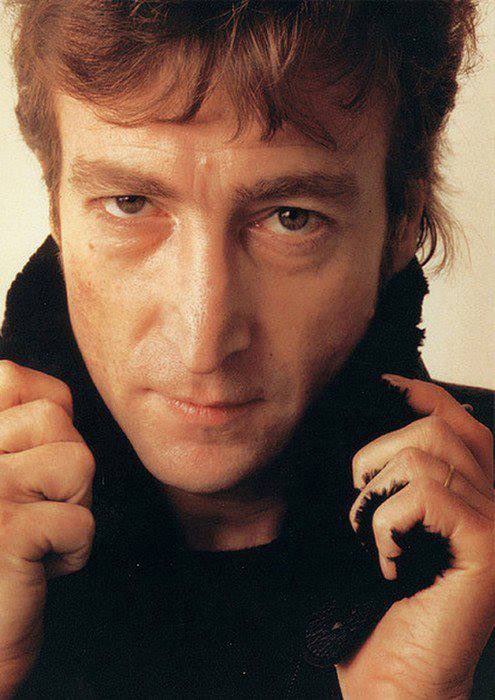 John Lennon in his Dakota apartment, NYC (December 8th, 1980)

📸: Annie Leibovitz
