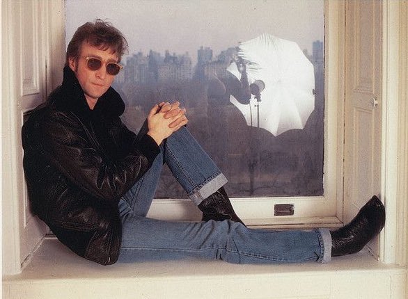 BeatlesEarth's tweet photo. John Lennon in his Dakota apartment, NYC (December 8th, 1980)

📸: Annie Leibovitz https://t.co/vE71UX2aXp