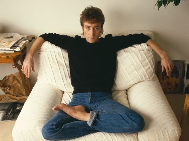 BeatlesEarth's tweet photo. John Lennon in his Dakota apartment, NYC (December 8th, 1980)

📸: Annie Leibovitz https://t.co/vE71UX2aXp