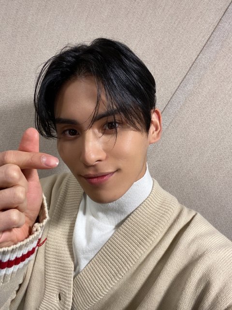 SF9_ITALIA's tweet photo. Post di Taeyang sul Fancafe

Title: Guardate 'Youngstreet' per bene ☺️

🌞: POWER FM107.7

Non dimenticate la missione 😊

Siamo già a 150k ㅎㅎ i migliori

Passate spesso https://t.co/KgRh5FXB5e