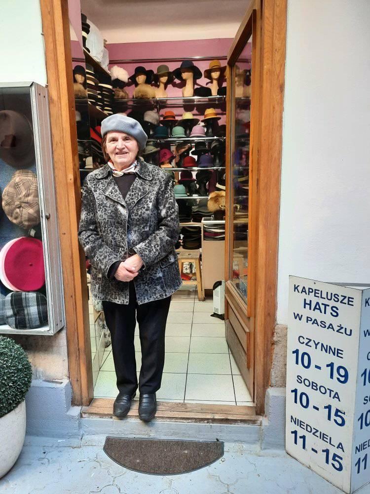 dziadkowiebiz's tweet photo. UWAGA #Kraków Floriańska 24

Pani Maria pracuje w branży modniarskiej już 60 lat.W swoim asortymencie ma produkty najwyższej jakości. Jednak moda się zmienia, klientów ubywa, a od pandemii ruch niemal całkowicie ustał. Nie pozwólmy zapomnieć o tym pełnym historii i pasji miejscu! https://t.co/uTcekihyPo