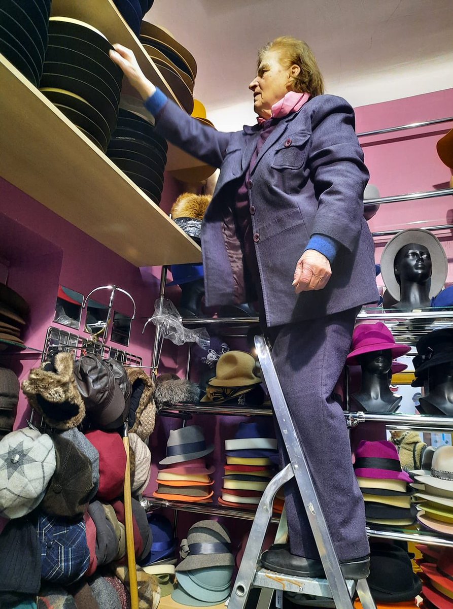 dziadkowiebiz's tweet photo. UWAGA #Kraków Floriańska 24

Pani Maria pracuje w branży modniarskiej już 60 lat.W swoim asortymencie ma produkty najwyższej jakości. Jednak moda się zmienia, klientów ubywa, a od pandemii ruch niemal całkowicie ustał. Nie pozwólmy zapomnieć o tym pełnym historii i pasji miejscu! https://t.co/uTcekihyPo