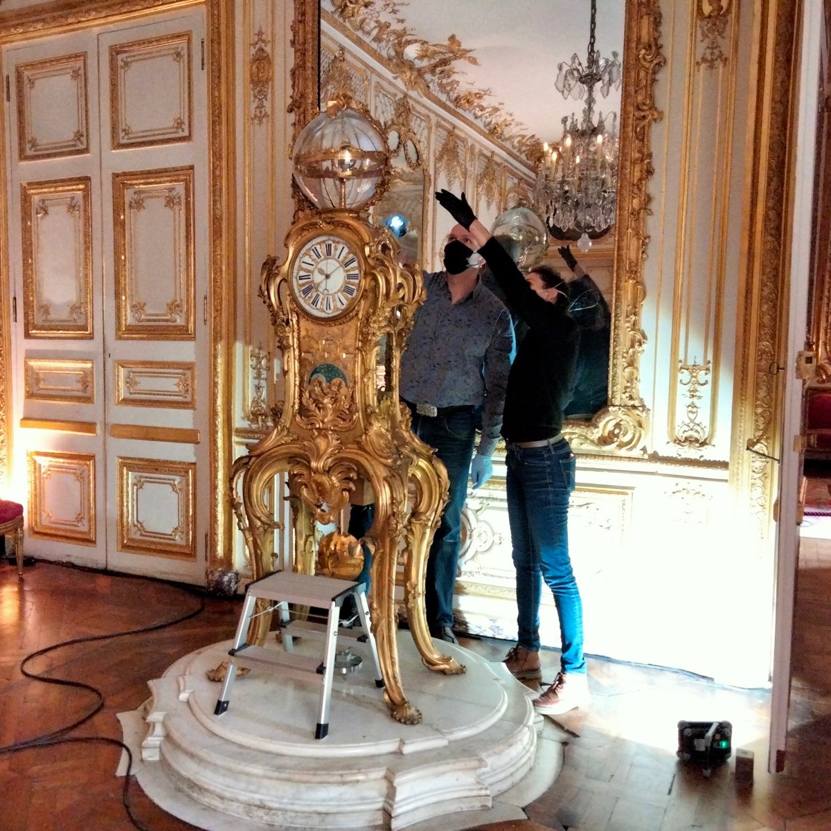 c2rmf's tweet photo. #CalendrierDelAvent Une opération d'envergure se prépare pour 2022! La pendule astronomique de Passemant, trésor du @CVersailles👑, arrive au C2RMF pour études & restauration
Nous sommes déjà à pied d'oeuvre!
#ConservationRestauration #VersaillesCollections #LouisXV @MinistereCC https://t.co/rDhohHQkjn