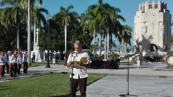 TurquinoTeVe's tweet photo. 🇨🇺Como cada año el pueblo de #SantiagodeCuba llegó esta mañana a su altar de la patria, para rendir tributo a Maceo, Frank y los caídos en misión internacionalista. #TenemosMemoria 
📱Yaneydis Hechavarría. Presidenta de la Asamblea Municipal del Poder Popular @Stgo_de_Cuba https://t.co/TcNDx9YL3q
