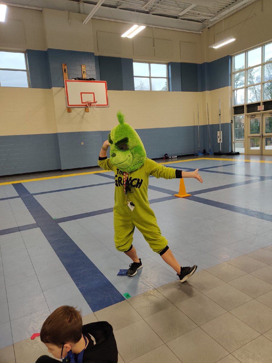 MtnViewES's tweet photo. I wonder if we can make the Grinch's💗grow?? 🤔#CompassionWeek #TeamMVES @ReneeGarriss @mrssherrygreen @Amusto12 https://t.co/x9KreJ7871