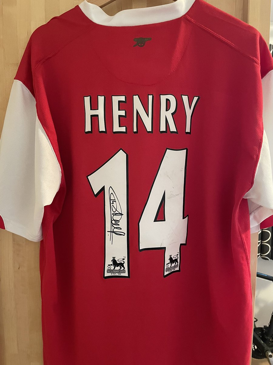 thematchday's tweet image. Our special Xmas draw!! Win a signed Henry shirt worth £400 !! Draw on Xmas Eve. Retweet ✅and Follow ✅ for a chance to win. For clarification The draw is for the shirt only (not framed ). Please retweet this one. Thank you. #COYG #Arsenal #win