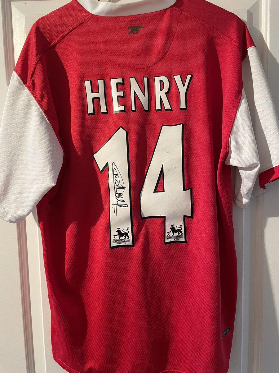 thematchday's tweet image. Our special Xmas draw!! Win a signed Henry shirt worth £400 !! Draw on Xmas Eve. Retweet ✅and Follow ✅ for a chance to win. For clarification The draw is for the shirt only (not framed ). Please retweet this one. Thank you. #COYG #Arsenal #win