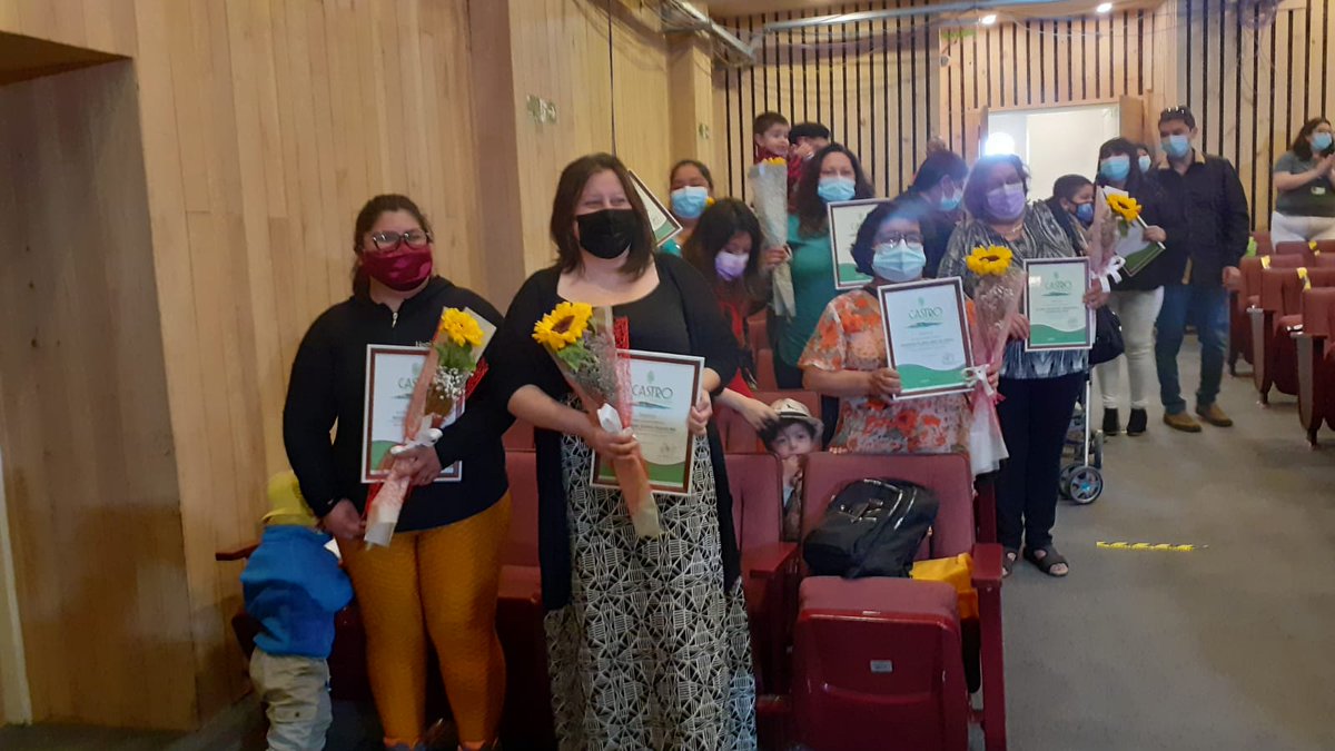 rrppcastro's tweet photo. Hoy se llevó a cabo la ceremonia de certificación de cursos impartidos para beneficiarias y beneficiarios del #ProgramaMujeresJefasdeHogar y de la Oficina de Intermediación Laboral #CastroMunicipio. En total fueron 88 vecinos beneficiados con esta iniciativa.
#CastroMásDesarrollo https://t.co/O9edHm61bb