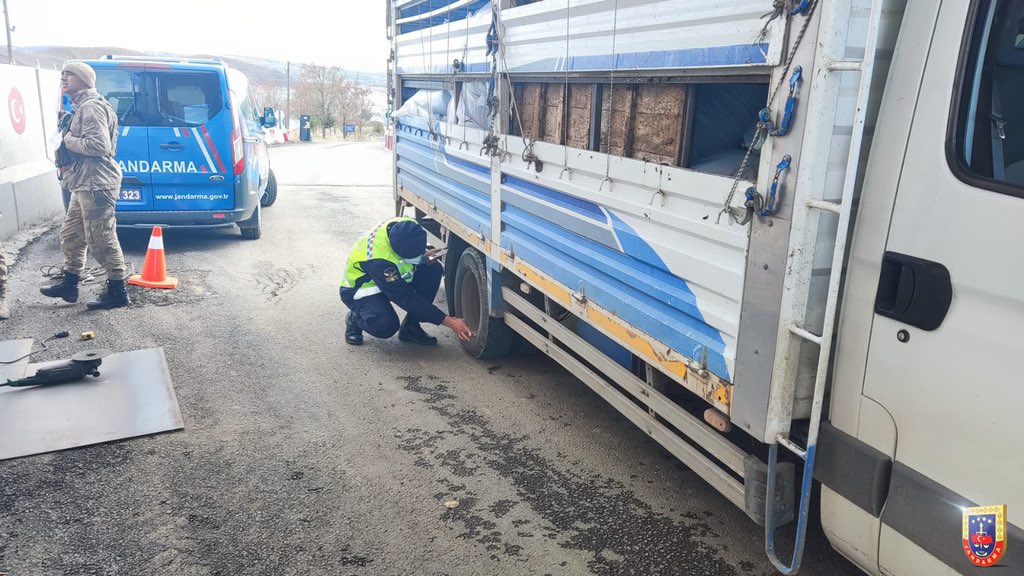 jandarma's tweet photo. Jandarma Trafik Timlerimiz tarafından yapılan kontroller siz değerli vatandaşlarımızın güven ve emniyeti içindir.🚔

Ülke genelinde kış lastiği denetimlerine devam ediyoruz.🌨❄️
📍Tunceli
📍Sinop
📍Erzincan
📍Adana https://t.co/S0haXaxzJW