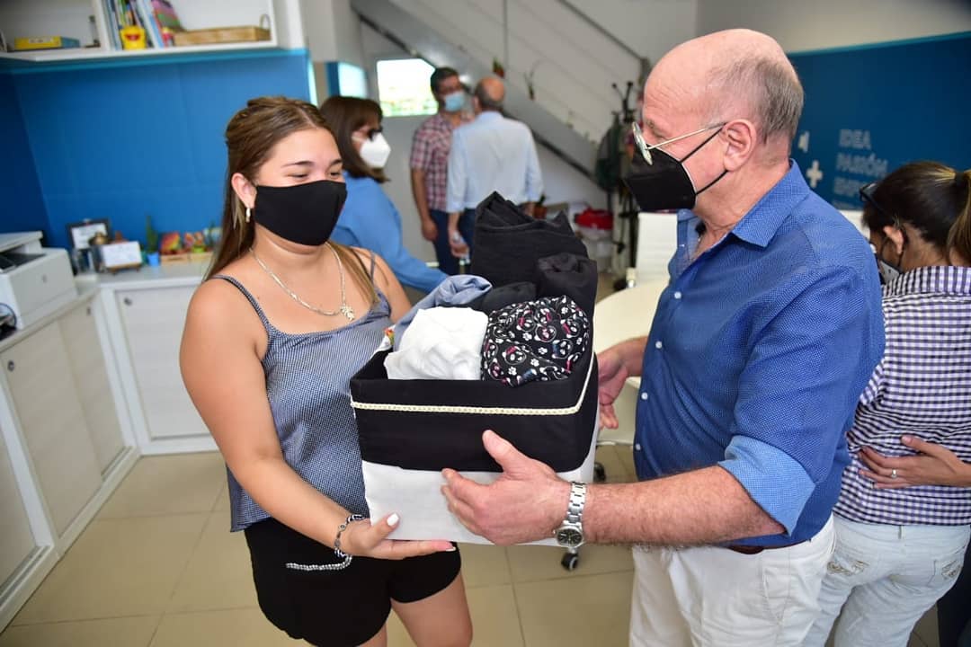 TaleroPodesta's tweet photo. El trabajo necesita motivación. Por ello, junto al vicegobernador @gacanteros se entregó un importante kit a mujeres emprendedoras del rubro textil https://t.co/eUQcMGaLRF
