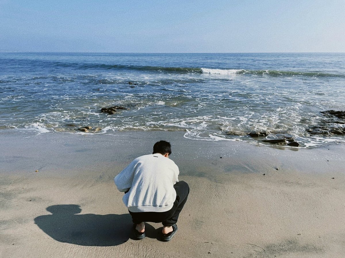 wnderbgtn's tweet photo. — ela ta bem? 
— não.
— pq?
— pq ela nunca vai namorar o kim namjoon. https://t.co/BO5qD5C0Ee