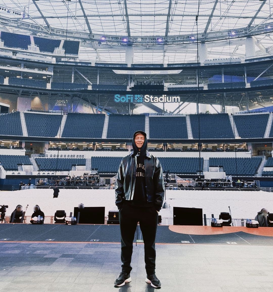 wnderbgtn's tweet photo. — ela ta bem? 
— não.
— pq?
— pq ela nunca vai namorar o kim namjoon. https://t.co/BO5qD5C0Ee