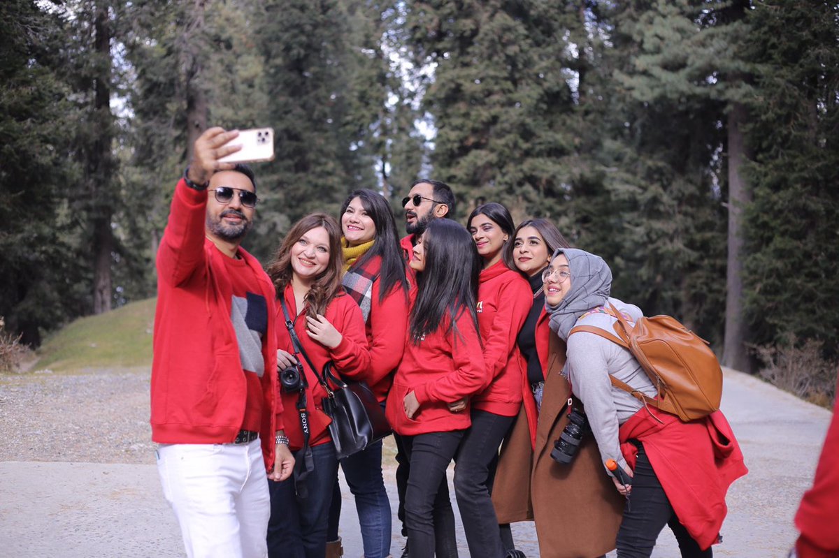 reeebu's tweet photo. Didn't know road trips could be this exciting!  Went to the mountains for a mini getaway and man, I had the time of my life with @swvlpakistan!  What I loved the most was that it was safe, convenient, and super comfortable! Maza agaya!

#KoiBaatNahiSwvlHai #SwvlTrip #SwvlTravel https://t.co/YjRhOlA5A2