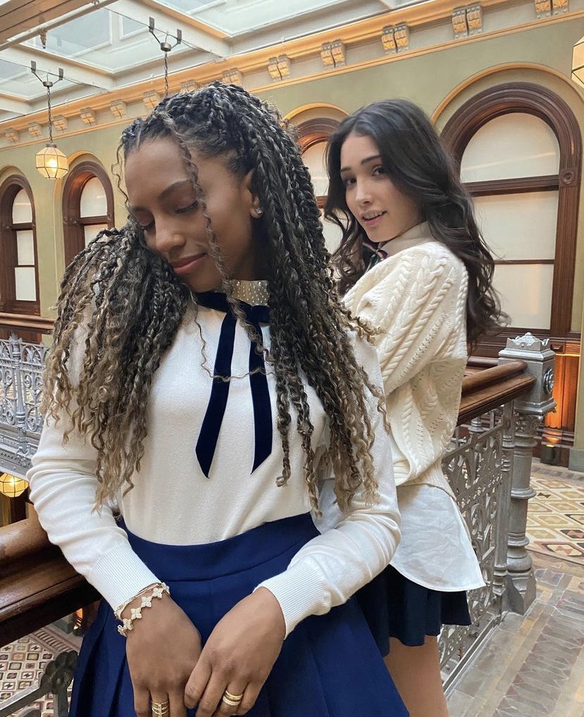 asheymann's tweet photo. eu poderia escrever um textão e dizer o quão eu amo você e o quão importante você era pra mim, mas eu estou quebrada com o que aconteceu. vou sentir muito a sua falta, mel, espero que encontre luz seja lá aonde esteja. desculpa 🤍 https://t.co/NeyZ73ZzUq