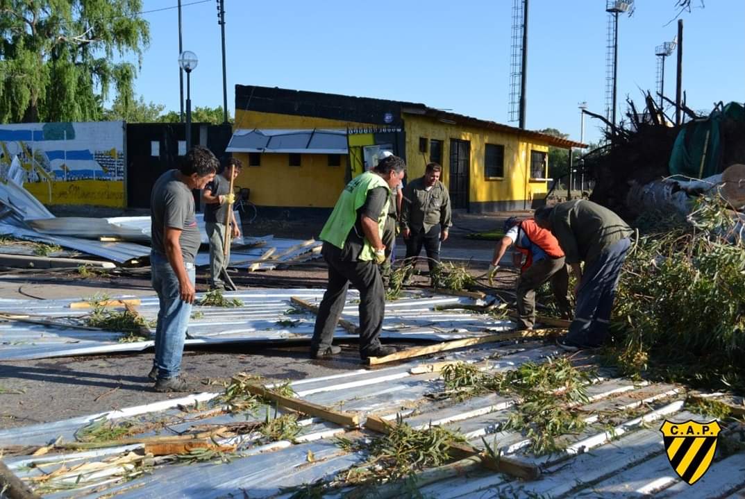 UPNoticiasok's tweet photo. ⚫ Así se ve @ClubPalmiraOK, un viento huracanado se llevó puesto todo a su paso 

Según evaluaciones previas, entre la pared, el techo del buffet y el transformador de la iluminación de la cancha, las pérdidas superan los tres millones de pesos. https://t.co/nrUQEoQz9D