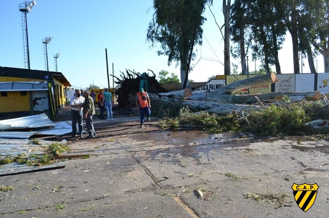 UPNoticiasok's tweet photo. ⚫ Así se ve @ClubPalmiraOK, un viento huracanado se llevó puesto todo a su paso 

Según evaluaciones previas, entre la pared, el techo del buffet y el transformador de la iluminación de la cancha, las pérdidas superan los tres millones de pesos. https://t.co/nrUQEoQz9D