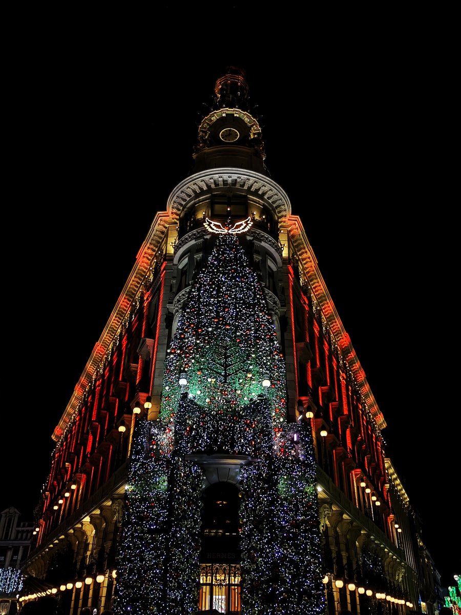 _superocho_'s tweet photo. 1. Vamos esta semana con el Mini HILO cuasi obligatorio de las Navidades. Y es que por mucho que uno lleve un pequeño "Mr. Scrooge" dentro, es de justicia reconocer que en una gran ciudad, el espectáculo de luces es para disfrutar de lo lindo... #hacerfotos https://t.co/N0B8GSyyYK
