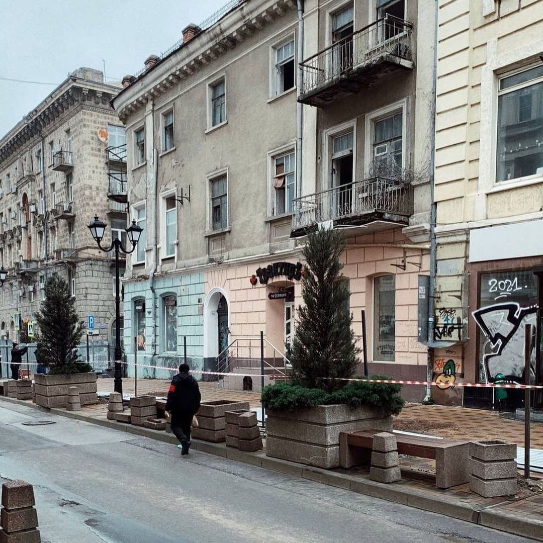 arkhlikbez's tweet photo. В Ростове-на-Дону два здания на Семашко уже огородили забором и разбирают под предлогом возведения на этом месте военно-исторического музея. При наличии десятков готовых пустырей по всему центру и кучи пустых зданий, да. Проекта музея, конечно, никто не видел. https://t.co/4eVE3KnzBN