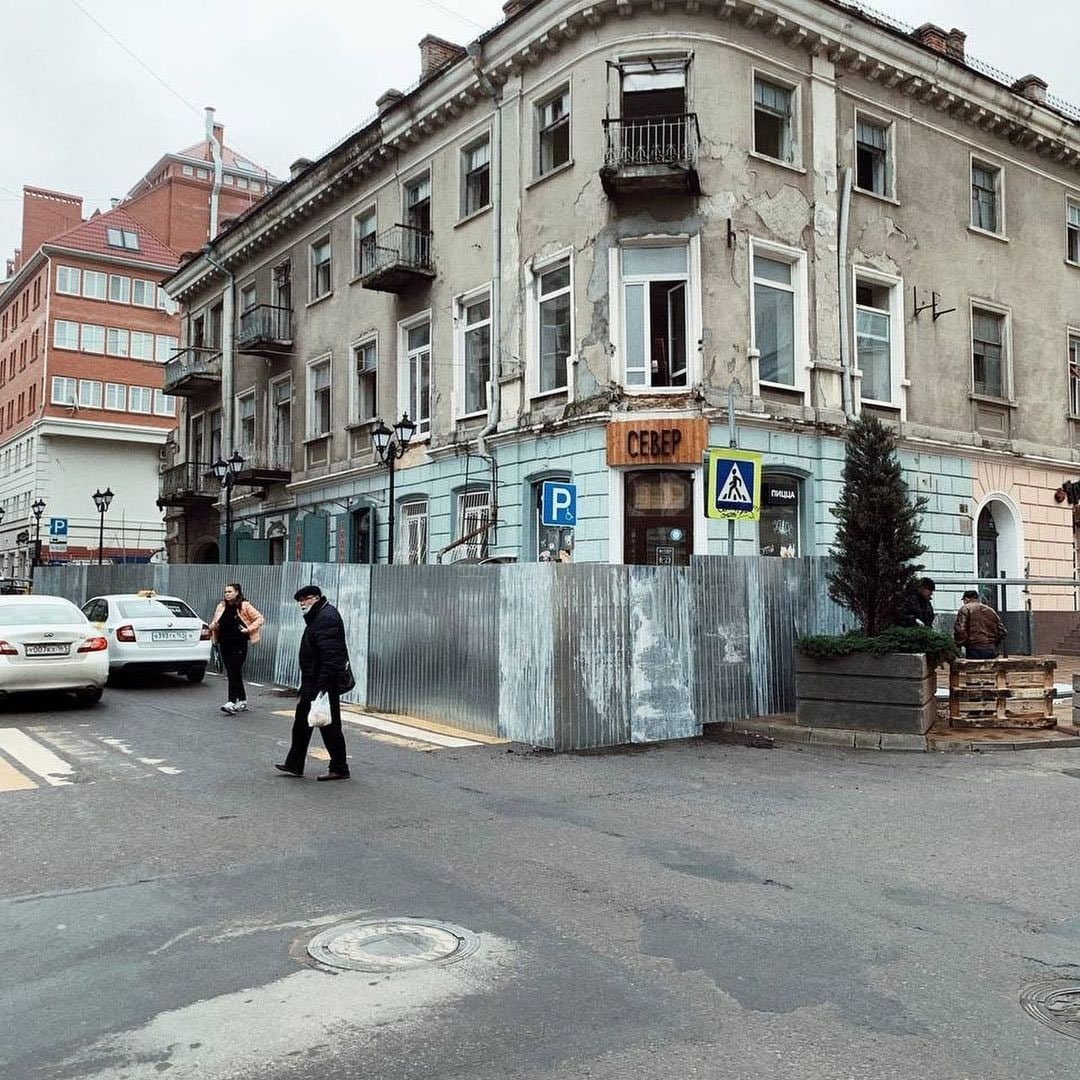 arkhlikbez's tweet photo. В Ростове-на-Дону два здания на Семашко уже огородили забором и разбирают под предлогом возведения на этом месте военно-исторического музея. При наличии десятков готовых пустырей по всему центру и кучи пустых зданий, да. Проекта музея, конечно, никто не видел. https://t.co/4eVE3KnzBN