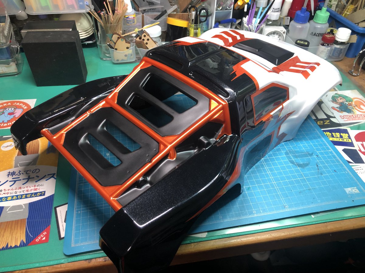 toyoji_toyoji's tweet photo. RC10SC6.2用のボディ、塗装完了！タミヤのパールクリアーを使ったパールブラックも上手く行ったみたい。あとはデカール貼りと補強をすれば完成だけど、肝心の車体がまだ^^今週にはAmainにオーダーできるといいなぁ…
#ShortCourseTruck 
#JConcepts
#WeAreAE https://t.co/9o4p7zyxuE