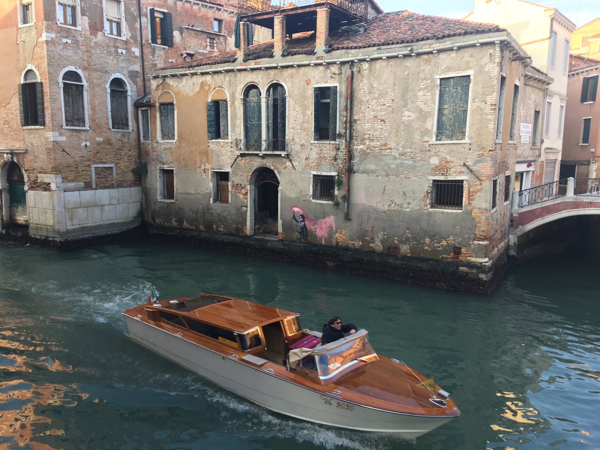 JillKerby's tweet photo. …/2 and on this day, Dec 7, 2019 I spent the day w my pal Tania, just wandering - as you do in Venice. We had lunch at #MyRoomWithAView; visited a craft show; I took this pic of ‘the Banksy’ &amp; the Salute … /3 https://t.co/4HSBMMyfII